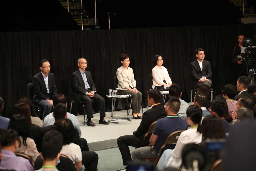 Trưởng Đặc khu hành chính Hong Kong (Trung Quốc) Lâm Trịnh Nguyệt Nga (giữa, phía xa) tại cuộc "Đối thoại cộng đồng" với người dân ở quận Wan Chai, ngày 26/9/2019. (Ảnh: THX/TTXVN)
