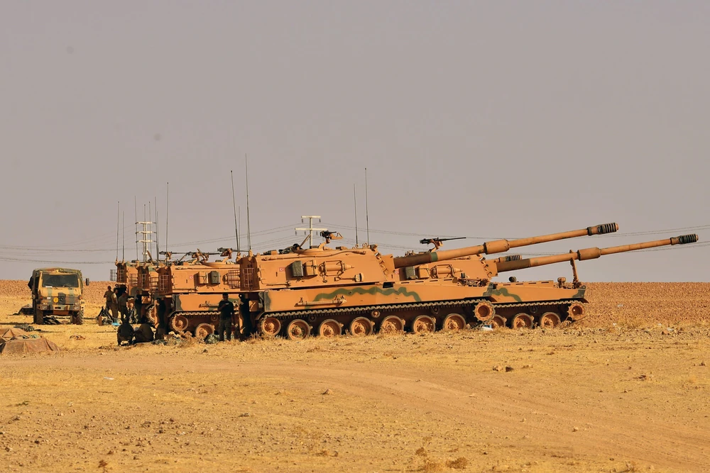 Xe tăng quân sự Thổ Nhĩ Kỳ được triển khai tại Tal Abyad, miền Bắc Syria, ngày 13/10/2019. (Ảnh: THX/TTXVN)