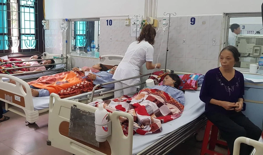 Các nạn nhân được điều trị tại Bệnh viện đa khoa tỉnh Nam Định. (Ảnh: Công Luật/TTXVN)