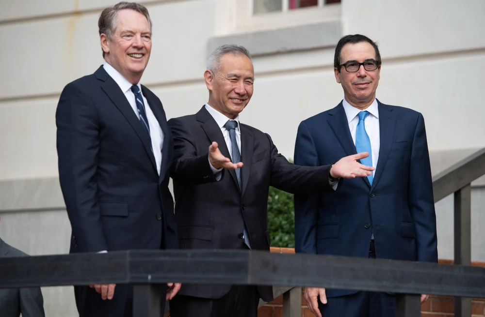 Bộ trưởng Tài chính Mỹ Steven Mnuchin (phải), Đại diên Thương mại Mỹ Robert Lighthizer (trái) và Phó Thủ tướng Trung Quốc Lưu Hạc (giữa) tại cuộc gặp ở Washington, DC, Mỹ, ngày 10/10. (Ảnh: AFP/TTXVN)