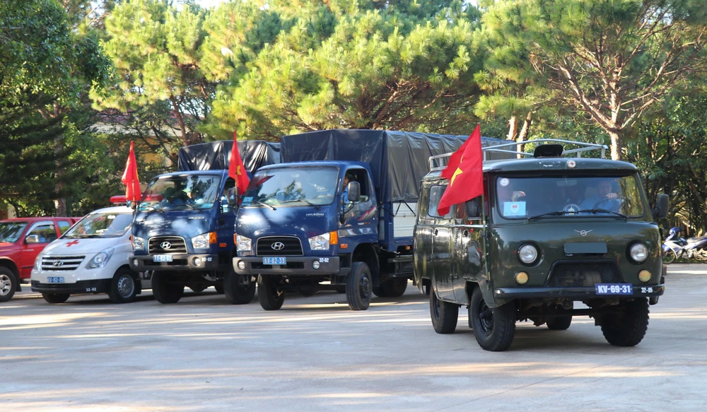 Đoàn xe đưa cán bộ, chiến sỹ đội K52 lên đường làm nhiệm vụ. (Ảnh: Dư Toán/TTXVN)