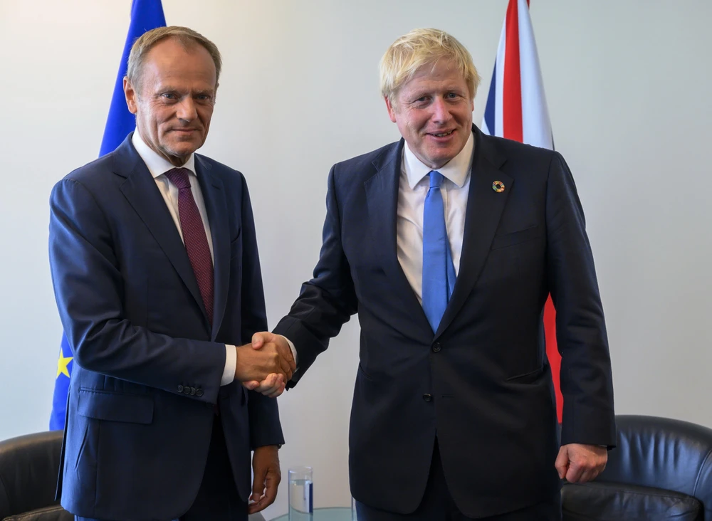 Chủ tịch Hội đồng châu Âu Donald Tusk (trái) trong cuộc gặp Thủ tướng Anh Boris Johnson tại New York (Mỹ) ngày 23/9/2019. (Ảnh: AFP/TTXVN)
