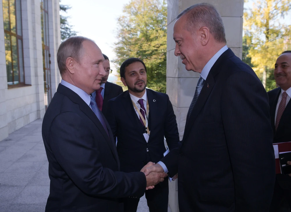 Tổng thống Nga Vladimir Putin (trái, phía trước) và Tổng thống Thổ Nhĩ Kỳ (phải) trong cuộc gặp tại Sochi (Nga) ngày 22/10/2019. (Ảnh: THX/TTXVN)