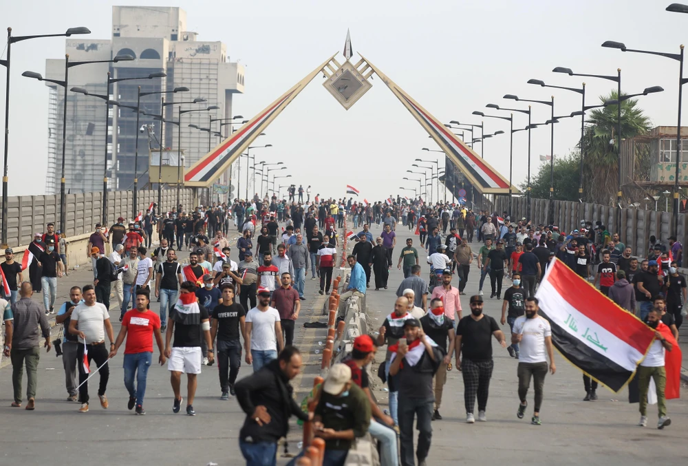 Biểu tình phản đối chính phủ tại Baghdad, Iraq, ngày 25/10. (Ảnh: AFP/TTXVN)