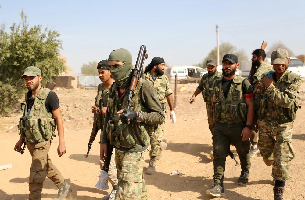 Các lực lượng ủng hộ Thổ Nhĩ Kỳ ở ngoại ô thị trấn biên giới Ras al-Ain, Syria ngày 16/10/2019. (Ảnh: AFP/TTXVN)