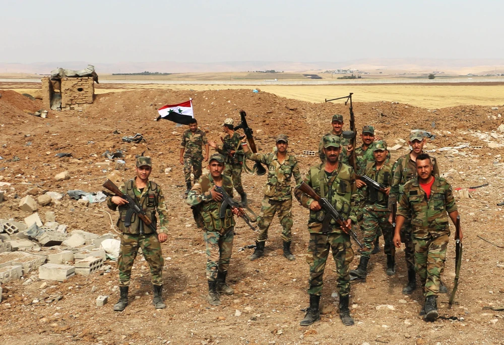 Quân đội Syria được triển khai tại khu vực biên giới với Thổ Nhĩ Kỳ ở ngoại ô thành phố Qamishli, tỉnh al-Hasakah, ngày 28/10/2019. (Ảnh: THX/TTXVN)