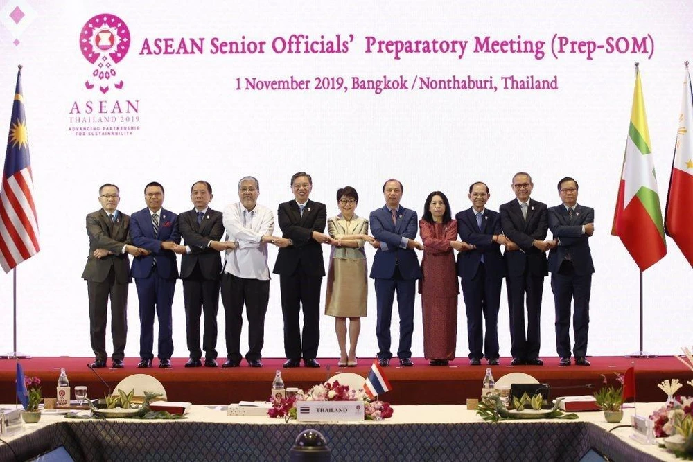 Các trưởng đoàn dự Hội nghị Quan chức cấp cao ASEAN chuẩn bị cho Hội nghị cấp cao ASEAN lần thứ 35, chụp ảnh chung. (Ảnh: Ngọc Quang-Hữu Kiên/TTXVN)