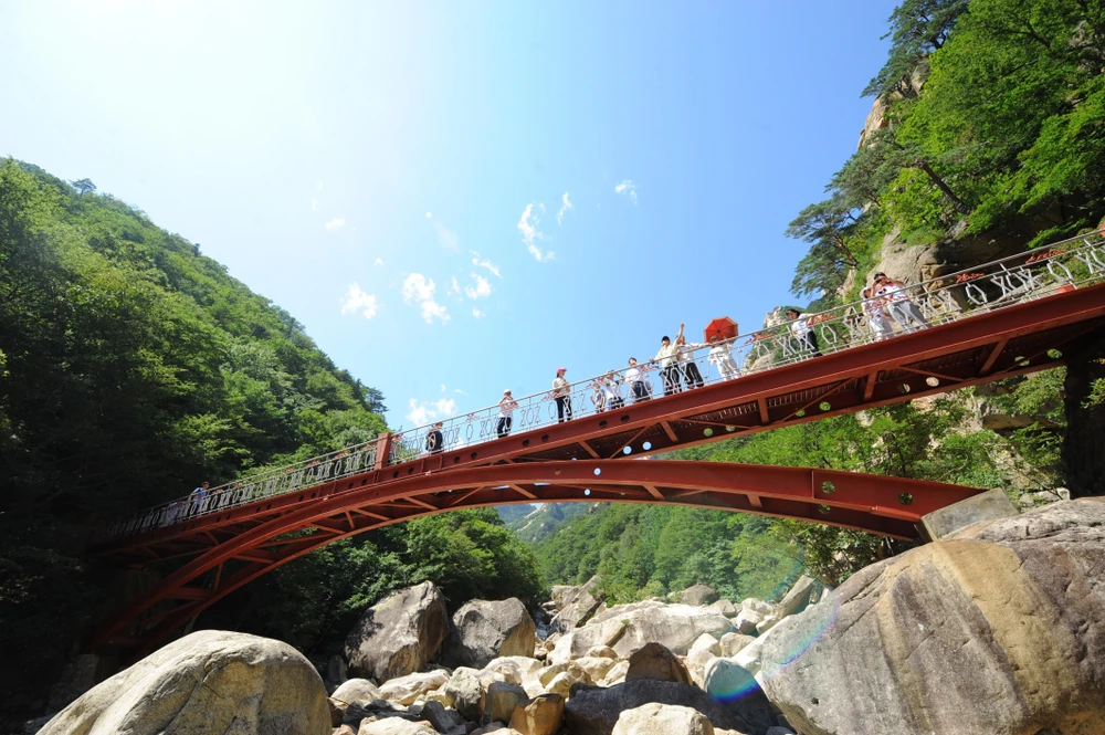Du khách tham quan khu du lịch núi Kumgang ở Triều Tiên. (Ảnh: AFP/TTXVN)