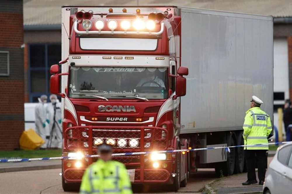 Hiện trường vụ xe container đông lạnh chứa 39 thi thể ở Grays, Essex. (Ảnh: Reuters/TTXVN)