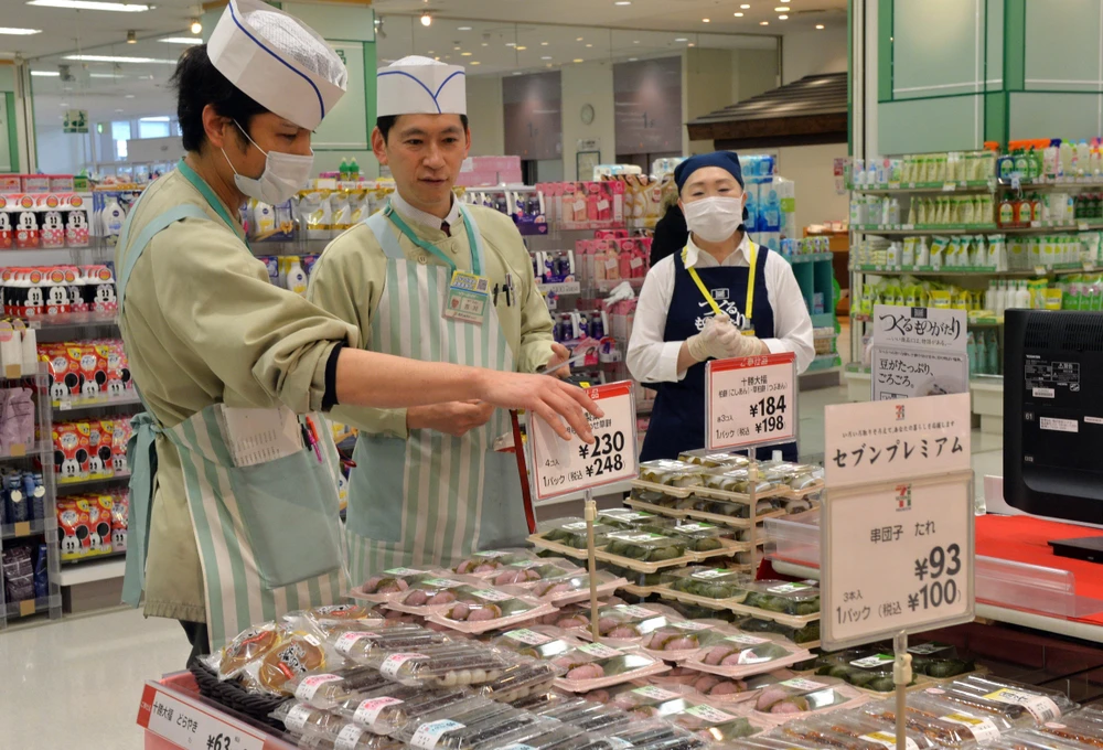 Nhân viên kiểm tra giá các mặt hàng tại siêu thị Itoyokado ở Tokyo, Nhật Bản. (Ảnh: AFP/TTXVN)