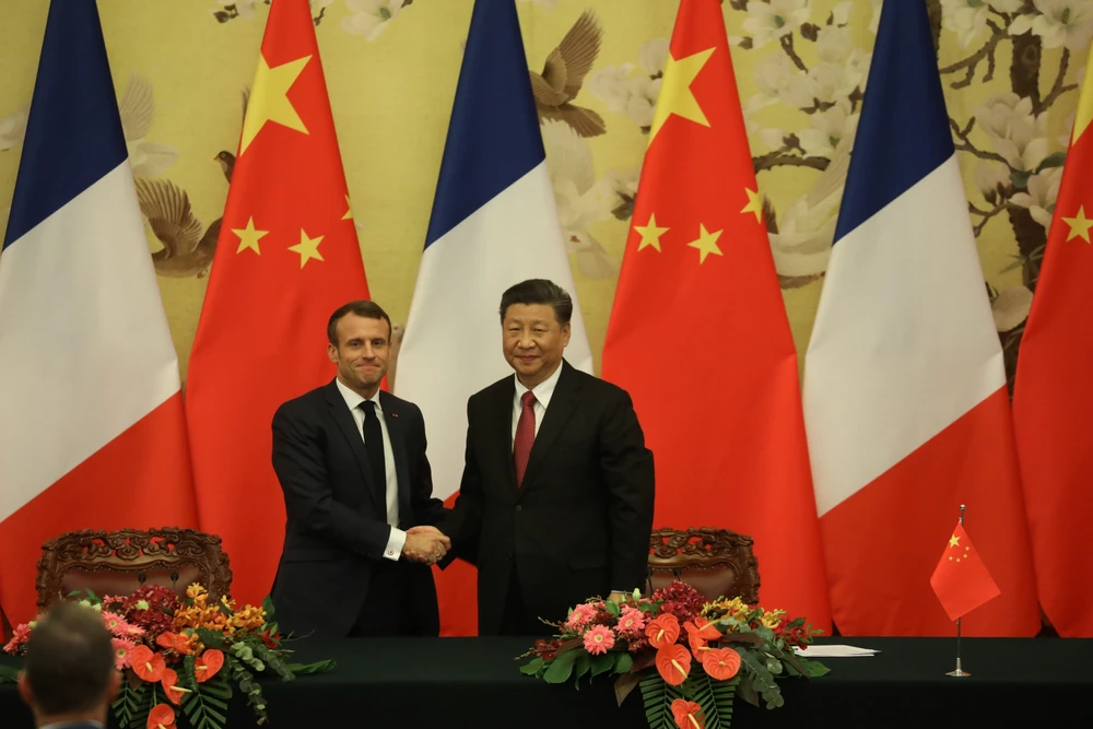 Tổng thống Pháp Emmanuel Macron (trái) và Chủ tịch Trung Quốc Tập Cận Bình tại cuộc gặp ở Bắc Kinh ngày 6/11/2019. (Ảnh: AFP/TTXVN)