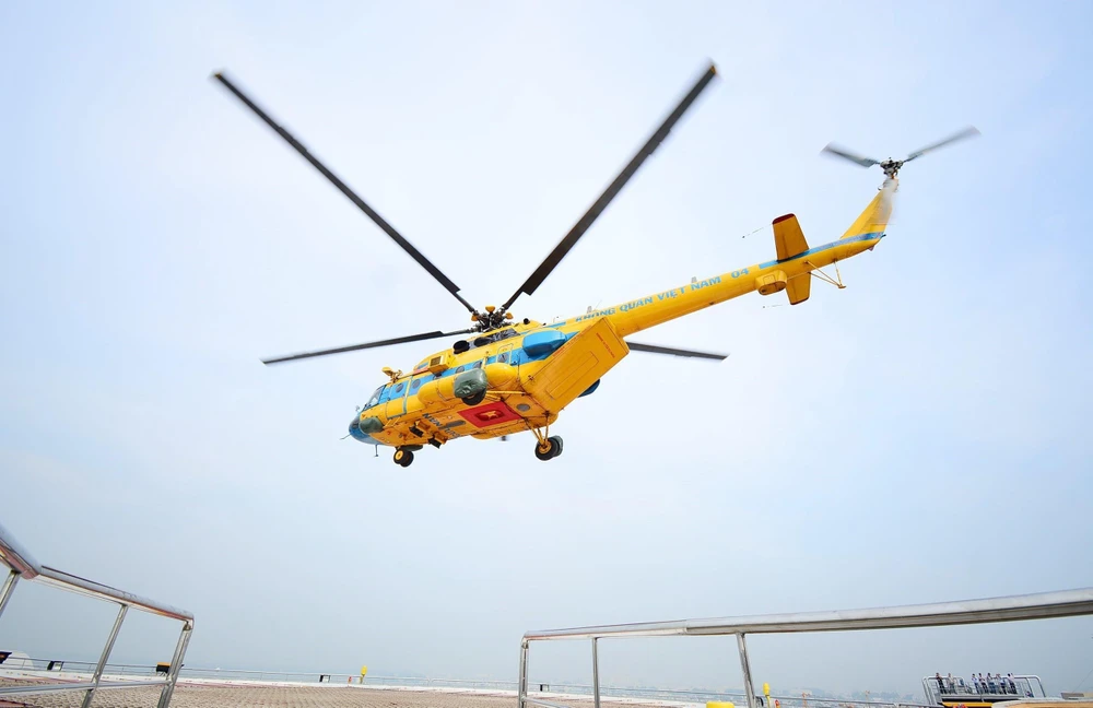 Chuyến bay thử nghiệm đầu tiên tại sân bay trực thăng mới trong khuôn viên Bệnh viện Quân y 175. (Ảnh: Đinh Hằng/TTXVN)