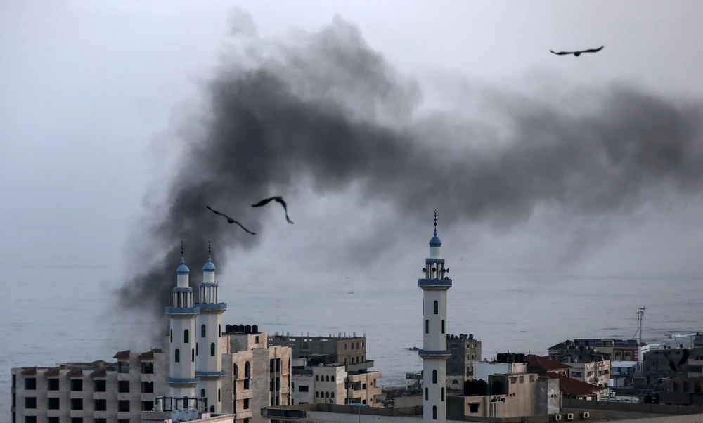 Khói bốc lên sau một cuộc không kích do Israel tiến hành tại Dải Gaza ngày 13/11/2019. (Ảnh: AFP/TTXVN)