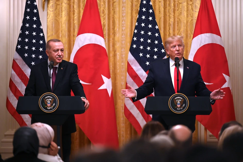 Tổng thống Mỹ Donald Trump (phải) và Tổng thống Thổ Nhĩ Kỳ Recep Tayyip Erdogan trong cuộc họp báo chung tại Washington DC., ngày 13/11/2019. (Ảnh: AFP/TTXVN)