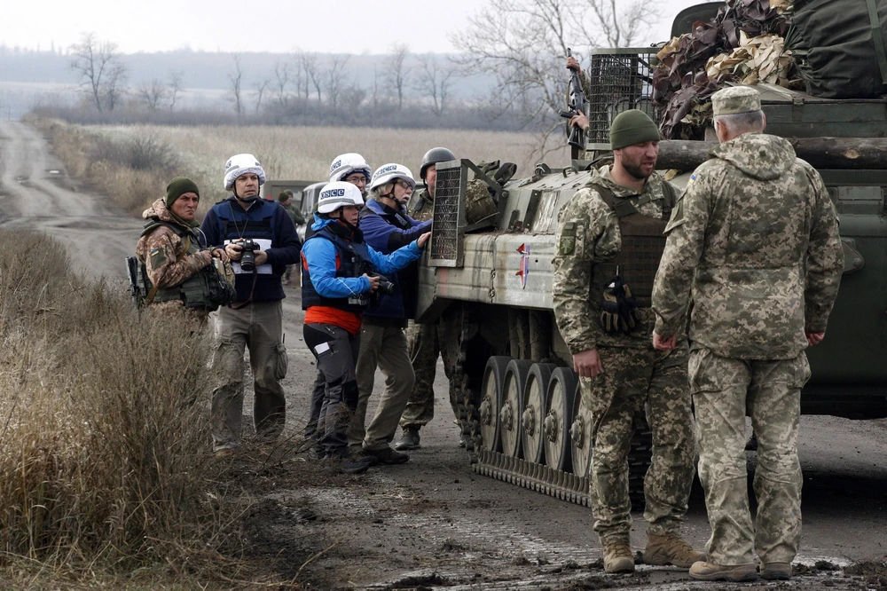 Các quan sát viên Tổ chức An ninh và Hợp tác châu Âu (OSCE) (trái) giám sát việc rút quân của các lực lượng Ukraine ở vùng Donetsk ngày 9/11/2019. (Ảnh: AFP/TTXVN)