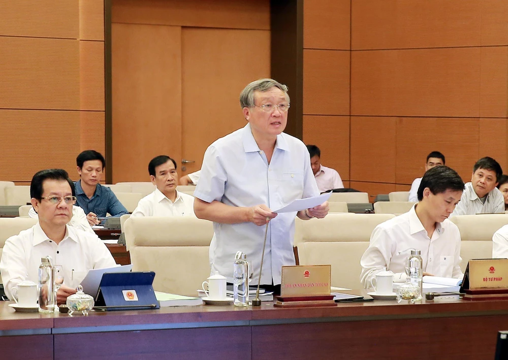 Chánh án Tòa án nhân dân tối cao Nguyễn Hòa Bình trình bày tờ trình về dự án Luật Hòa giải, đối thoại tại Tòa án. (Ảnh: Lâm Khánh/TTXVN)