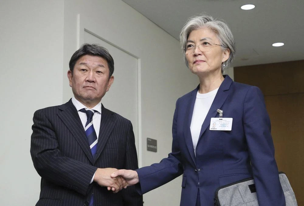 Ngoại trưởng Hàn Quốc Kang Kyung Wha và người đồng cấp Nhật Bản Toshimitsu Motegi