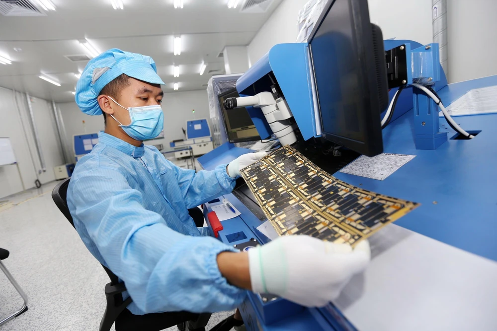 Dây chuyền sản xuất, kiểm tra các bản mạch điện tử dạng dẻo, nhiều lớp tích hợp của Công ty Trách nhiệm hữu hạn Young Poong Electronics VINA tại khu công nghiệp Bình Xuyên II (Vĩnh Phúc). (Ảnh: Danh Lam/TTXVN)