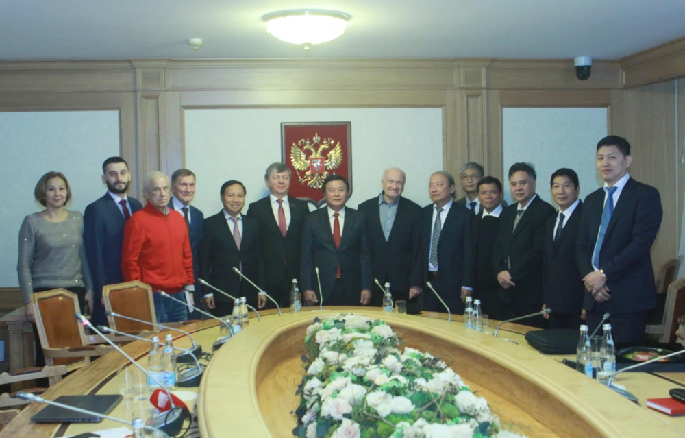 Ông Nguyễn Xuân Thắng và ông Dmitry Georievich Novikov cùng các đại biểu chụp ảnh chung. (Ảnh: Trần Hiếu/TTXVN)