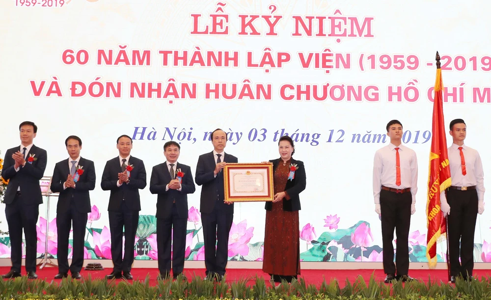 Chủ tịch Quốc hội Nguyễn Thị Kim Ngân trao Huân chương Hồ Chí Minh cho Viện Khoa học Thủy lợi Việt Nam. (Ảnh: Trọng Đức/TTXVN)
