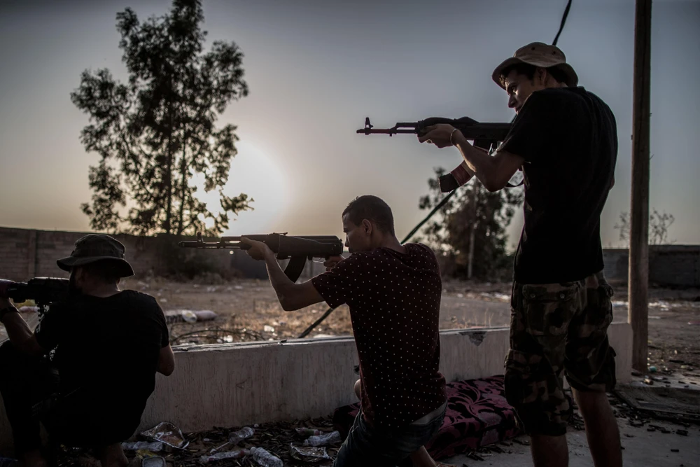 Các tay súng ủng hộ Chính phủ được Liên hộ quốc bảo trợ xung đột với lực lượng nổi dậy Quân đội quốc gia Libya (LNA) tại Tripoli ngày 20/8/2019. (Ảnh: THX/TTXVN)