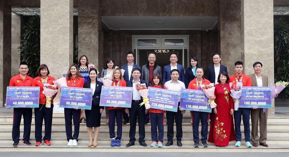 Lãnh đạo tỉnh chụp ảnh lưu niệm với đoàn thể thao Quảng Ninh tham dự SEA Games 30 đạt thành tích cao. (Ảnh: TTXVN phát)