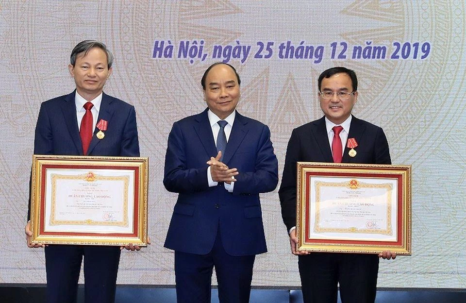 Thủ tướng Nguyễn Xuân Phúc trao tặng Huân chương Lao động hạng Nhất, Nhì cho các cá nhân của Tập đoàn Điện lực Việt Nam. (Ảnh: Thống Nhất/TTXVN)