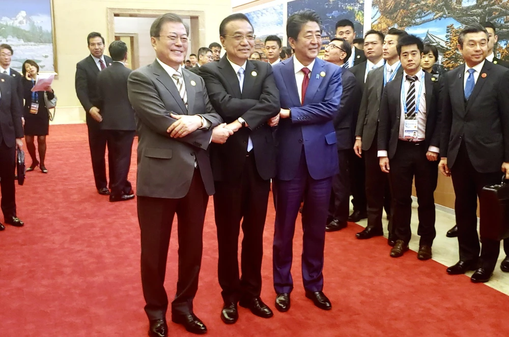 Thủ tướng Nhật Bản Shinzo Abe (phải), Thủ tướng Trung Quốc Lý Khắc Cường (giữa) và Tổng thống Hàn Quốc Moon Jae-in tại cuộc họp báo chung sau hội nghị thượng đỉnh ba bên ở Thành Đô, Trung Quốc, ngày 24/12/2019. (Ảnh: Yonhap/ TTXVN)