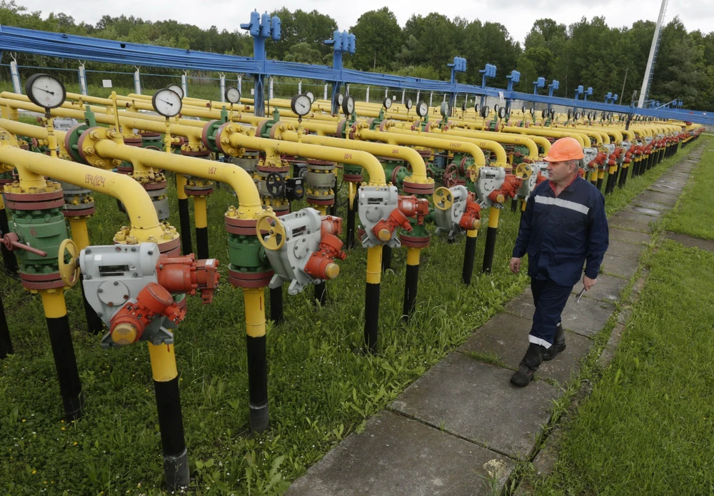 Công nhân làm việc tại cơ sở dự trữ khí đốt Dashava ở gần Striy, ngoại ô Lviv, Ukraine. (Ảnh: AFP/TTXVN)