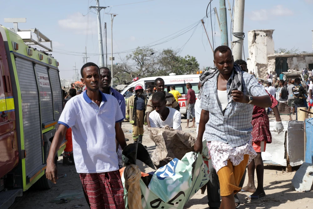 Chuyển nạn nhân tại hiện trường vụ đánh bom ở thủ đô Mogadishu, Somalia ngày 28/12/2019. (Ảnh: THX/TTXVN)