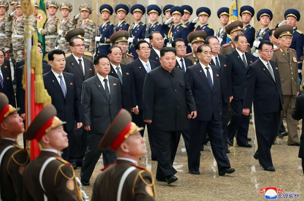 (Ảnh tư liệu do Hãng thông tấn Trung ương Triều Tiên phát): Nhà lãnh đạo Triều Tiên Kim Jong-un (giữa, phía trước) viếng Cung Thái Dương tại Bình Nhưỡng ngày 17/12/2019. (Ảnh: AFP/TTXVN)