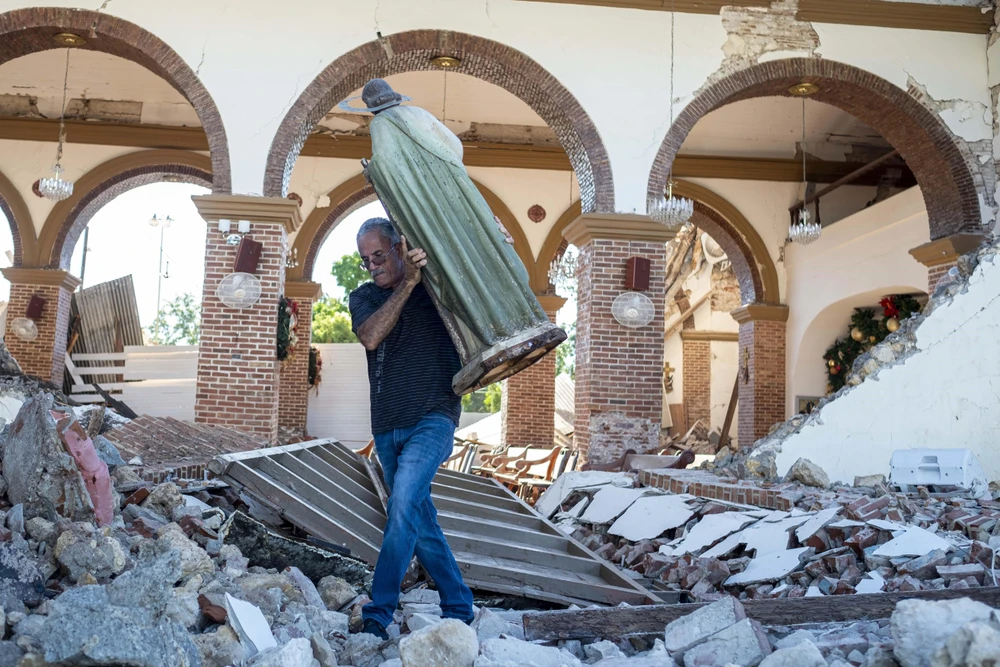 Cảnh đổ nát sau loạt trận động đất ở Guayanilla, Puerto Rico ngày 7/1/2020. (Ảnh: AFP/TTXVN)