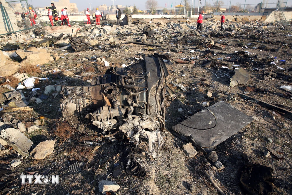 Hiện trường máy bay Boeing 737-800 của Hãng hàng không quốc tế Ukraine rơi gần sân bay Imam Khomeini ở Tehran, Iran ngày 8/1/2020. (Ảnh: AFP/TTXVN)