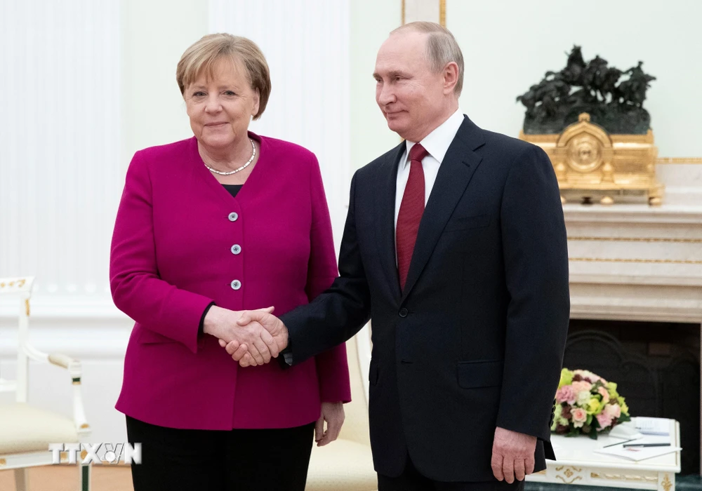 Tổng thống Nga Vladimir Putin (phải) và Thủ tướng Đức Angela Merkel (trái) trong cuộc gặp tại Moskva, Nga, ngày 11/1/2020. (Ảnh: AFP/TTXVN)