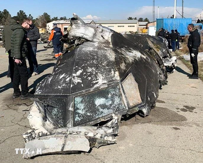 Lực lượng chức năng điều tra tại hiện trường vụ máy bay chở khách của Hãng hàng không Ukraine bị bắn rơi ở Tehran, Iran ngày 8/1/2020. (Ảnh: AFP/TTXVN)