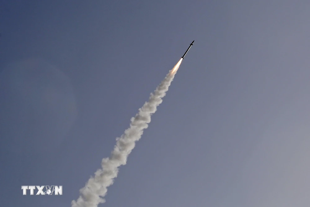 Tên lửa được phóng từ hệ thống “Vòm Sắt” ở thành phố Ashkelon, Israel để đánh chặn rocket từ Dải Gaza năm 2019. (Ảnh: AFP/TTXVN)