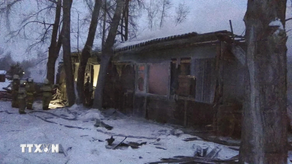 Nhân viên cứu hỏa làm nhiệm vụ tại hiện trường vụ cháy nhà ở tỉnh Tomsk, Nga ngày 21/1/2020. (Ảnh: AFP/TTXVN)