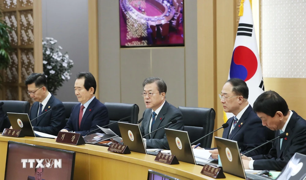 Tổng thống Hàn Quốc Moon Jae-in (giữa) phát biểu tại cuộc họp nội các ở Sejong ngày 21/1/2020. (Ảnh: Yonhap/TTXVN)