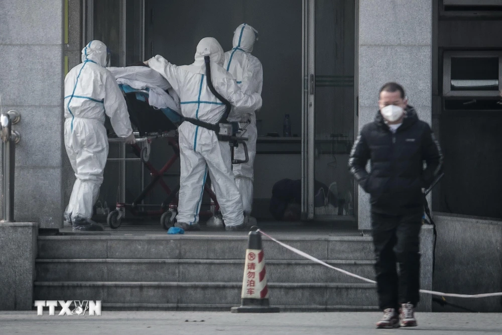 Chuyển bệnh nhân nghi nhiễm virus tại bệnh viện Jinyintan ở thành phố Vũ Hán, Trung Quốc ngày 18/1/2020. (Ảnh: AFP/TTXVN)