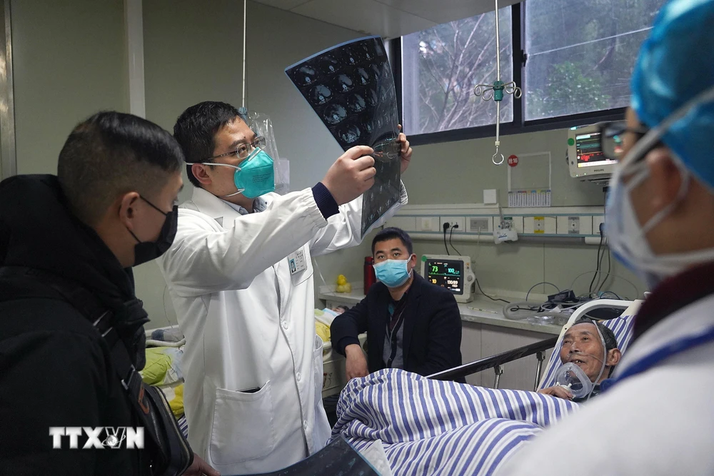 Nhân viên y tế làm việc tại phòng điều trị đặc biệt dành cho bệnh nhân mắc bệnh phổi do virus corona mới gây ra tại Nam Xương, tỉnh Giang Tô, Trung Quốc, ngày 25/1. (Ảnh:THX/TTXVN)