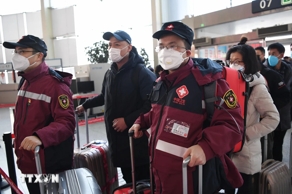 Nhân viên y tế ở Lan Châu, tỉnh Cam Túc, lên đường tới Vũ Hán, tỉnh Hồ Bắc, Trung Quốc, để hỗ trợ đối phó với dịch viêm phổi do chủng virus corona mới, ngày 28/1/2020. (Ảnh: THX/TTXVN)