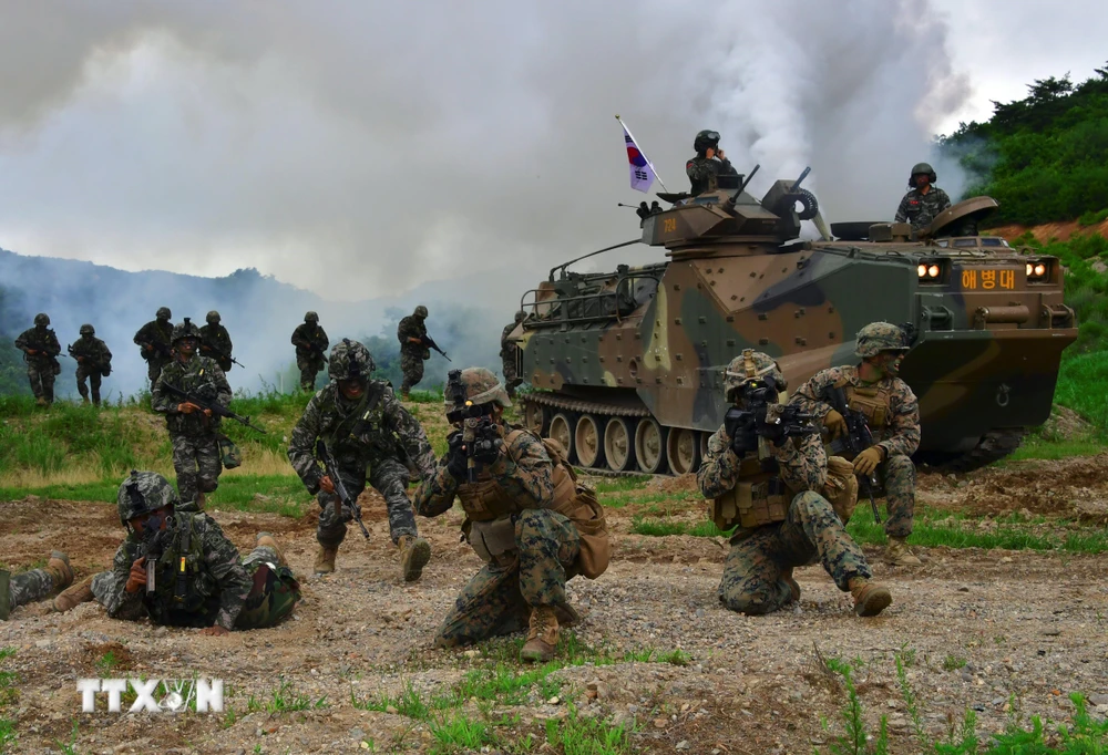 Binh sĩ Mỹ và Hàn Quốc tham gia một cuộc tập trận chung tại Pohang (Hàn Quốc). (Ảnh: AFP/TTXVN)