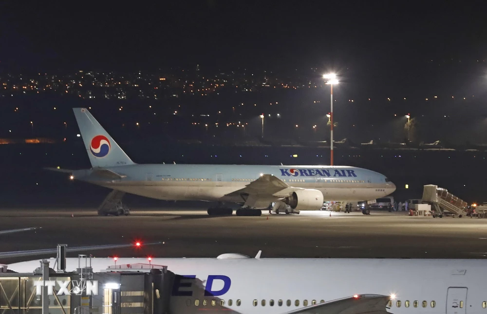Máy bay của Hàn Quốc đậu tại sân bay quốc tế Ben Gurion ở Tel Aviv, Israel ngày 22/2/2020. (Ảnh: AFP/TTXVN)