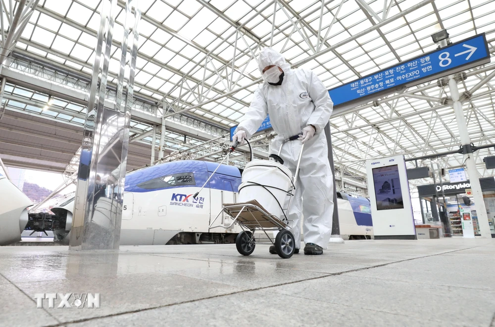 Nhân viên phun thuốc khử trùng tại nhà ga tàu hỏa ở Seoul, Hàn Quốc, ngày 25/2/2020, nhằm ngăn chặn sự lây lan của virus SARS-CoV-2. (Ảnh: THX/ TTXVN)