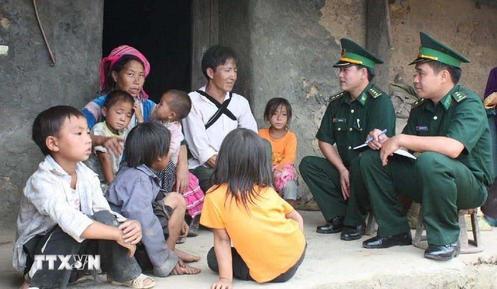 Bộ đội biên phòng Lai Châu tuyên truyền, phổ biến, giáo dục pháp luật tới người dân xã biên giới Dào San, huyện Phong Thổ. (Ảnh: Nguyễn Công Hải/TTXVN)