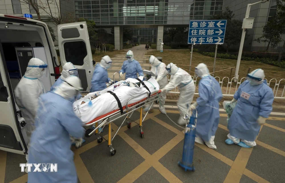 Chuyển bệnh nhân nhiễm COVID-19 tới điều trị tại bệnh viện Tongji ở Vũ Hán, tỉnh Hồ Bắc, Trung Quốc ngày 6/3/2020. (Ảnh: THX/TTXVN)