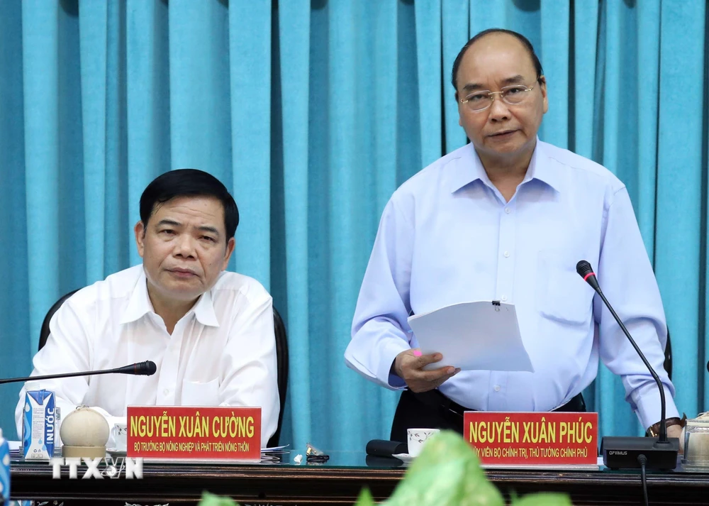 Thủ tướng Nguyễn Xuân Phúc phát biểu tại buổi làm việc với lãnh đạo các tỉnh Đồng bằng sông Cửu Long về hạn hán và xâm nhập mặn. (Ảnh: Thống Nhất/TTXVN)