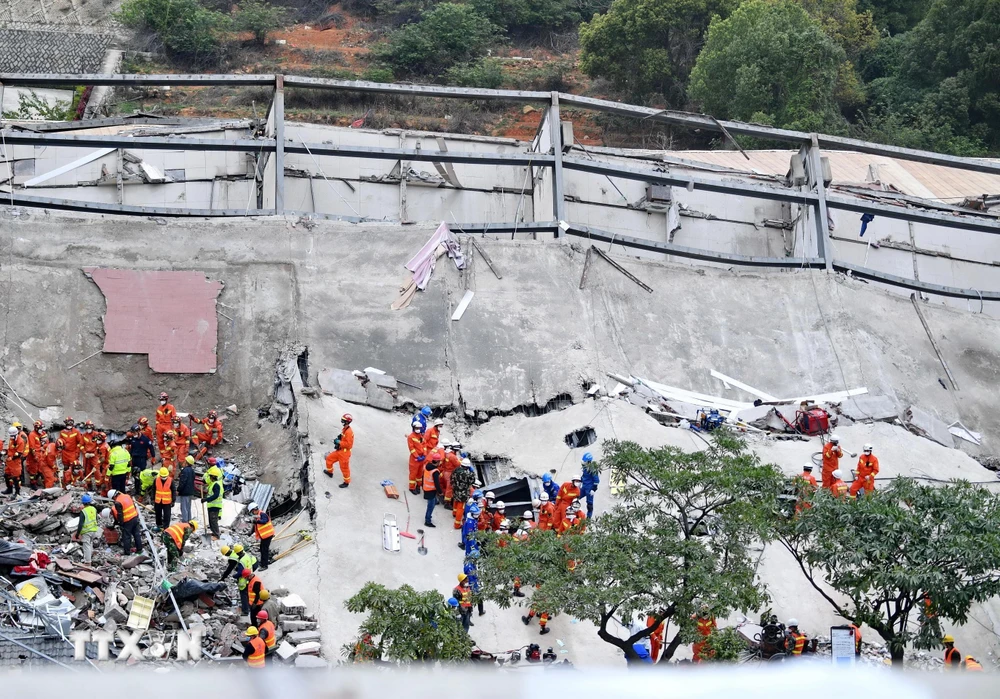 Nhân viên cứu hộ tìm kiếm các nạn nhân trong vụ sập khách sạn ở Tuyền Châu, tỉnh Phúc kiến, Trung Quốc, ngày 8/3. (Ảnh: THX/TTXVN)
