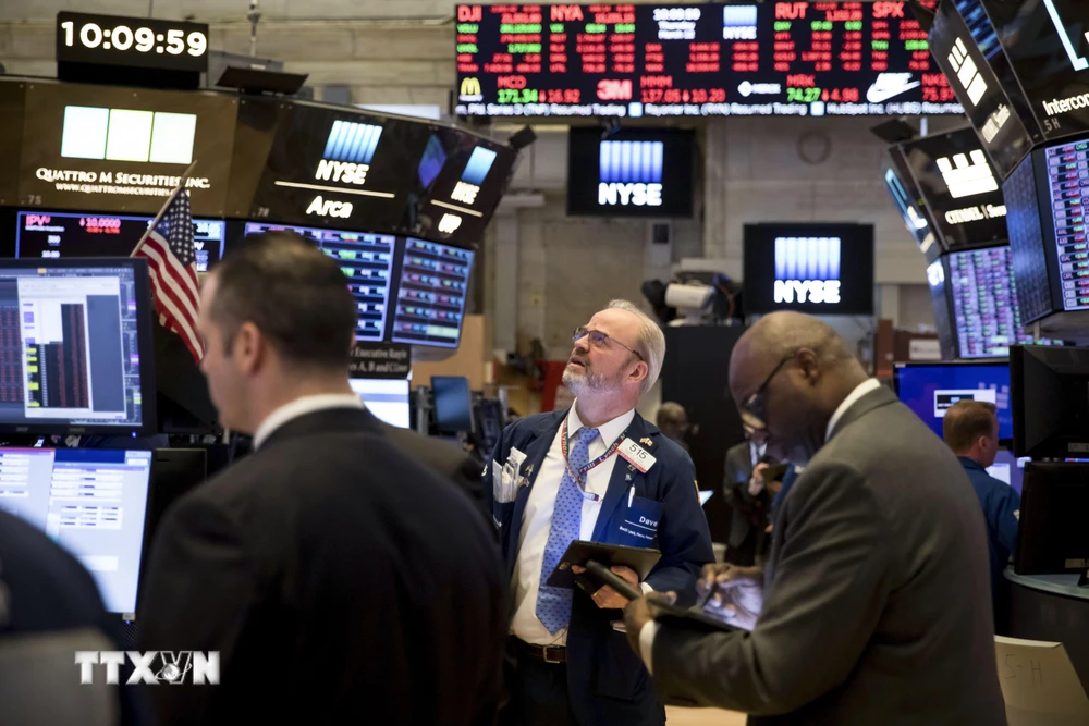 Trong ảnh: Giao dịch viên tại thị trường chứng khoán New York, Mỹ ngày 12/3/2020. (Ảnh: THX/TTXVN)