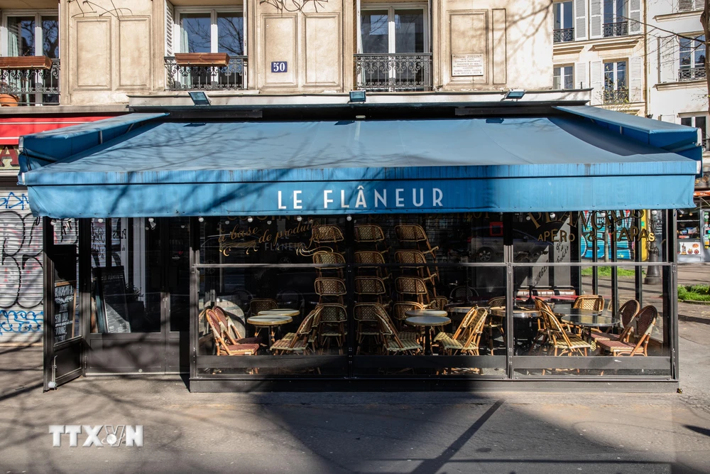 Một nhà hàng tại Paris, Pháp, đóng cửa ngày 15/3/2020 trong bối cảnh dịch COVID-19 lan rộng. (Ảnh: THX/TTXVN)